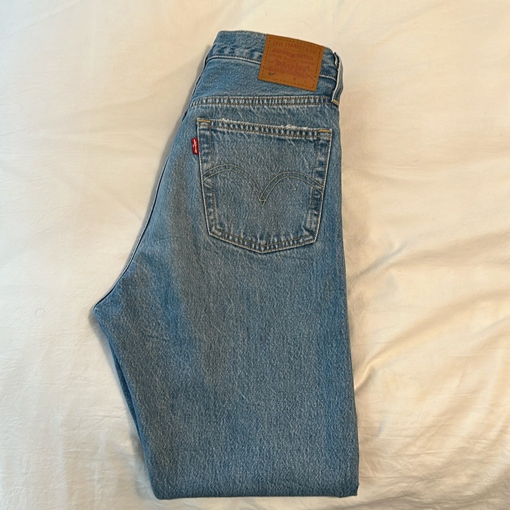Levi’s distressed cropped 27X26